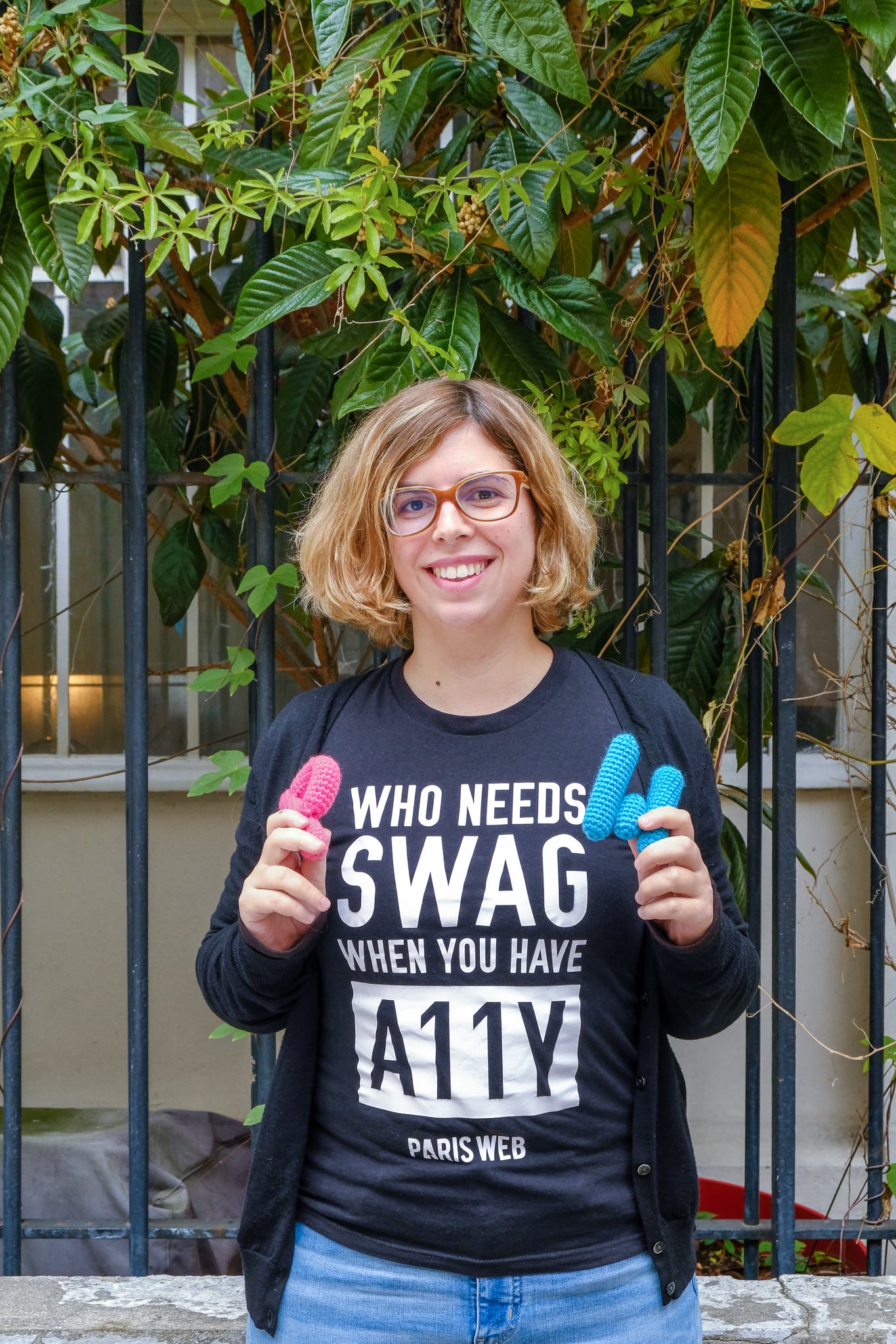 Pose de mon portrait avec un tee-shirt noir écrit en blanc who needs swag when you have a11y by Paris Web