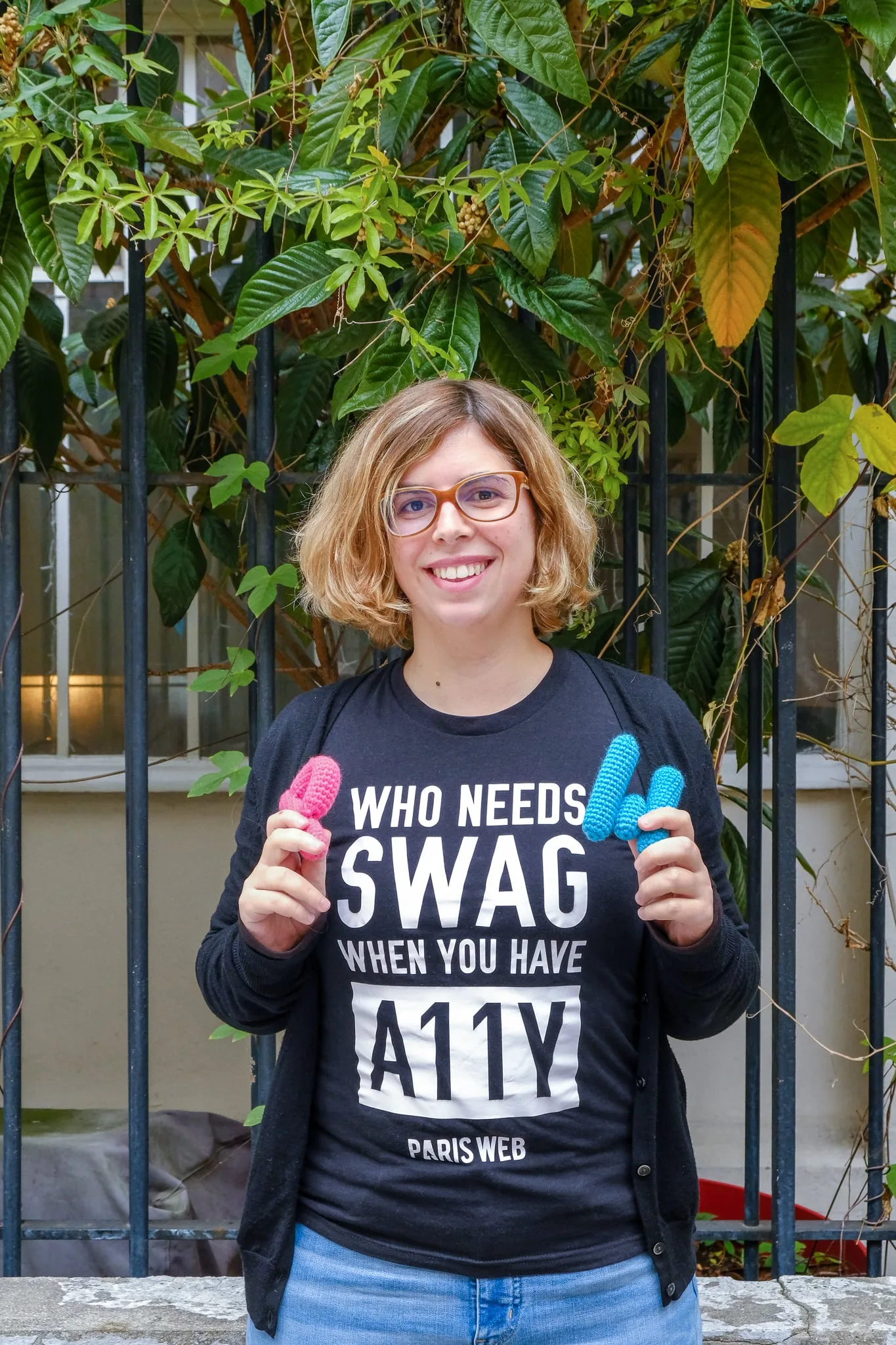 Pose de mon portrait avec un tee-shirt noir écrit en blanc who needs swag when you have a11y by Paris Web
