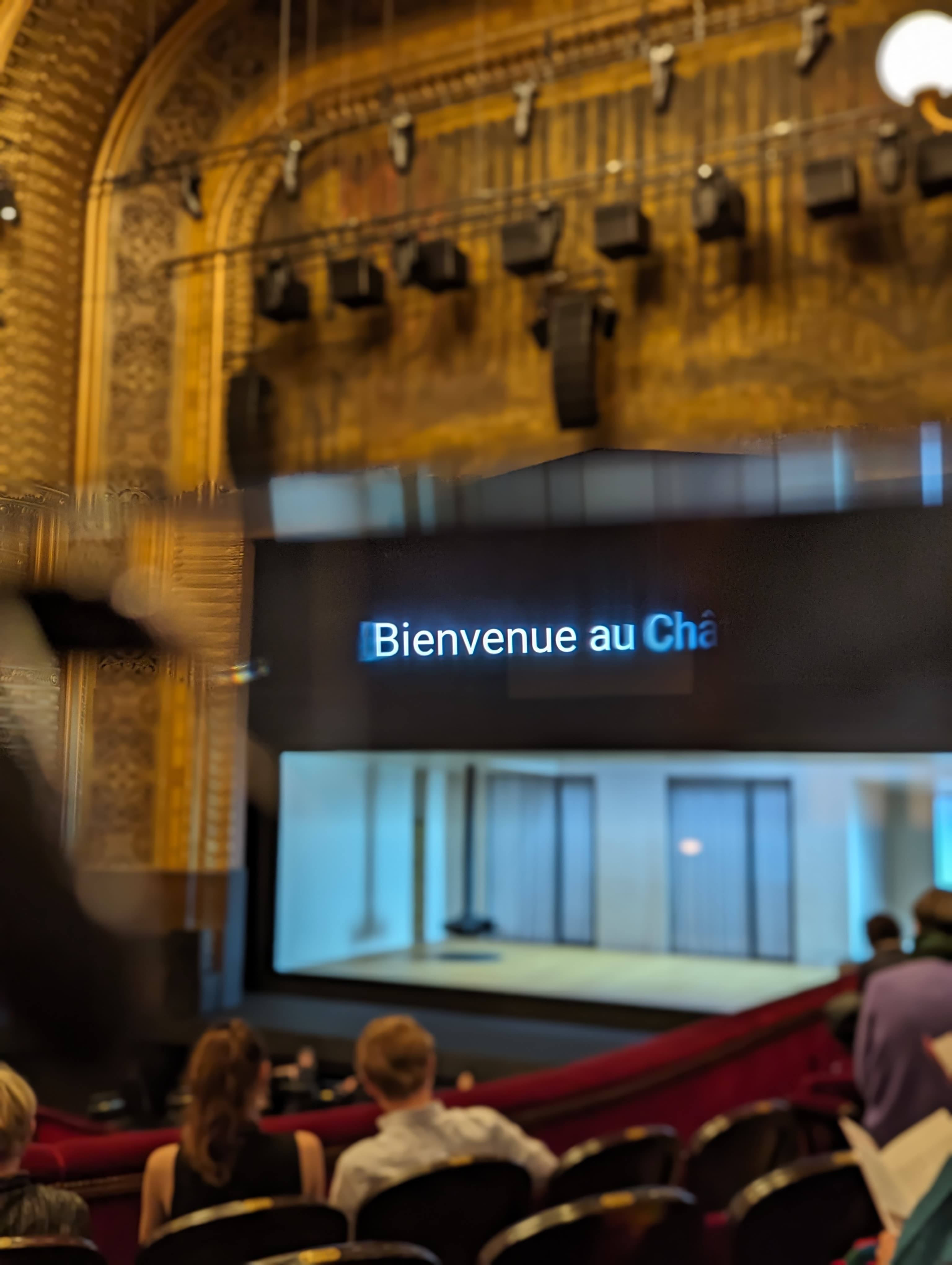 On voit un sous-titre Bienvenue au Chât à travers les lunettes connectées avec la vue de la scène en arrière-plan